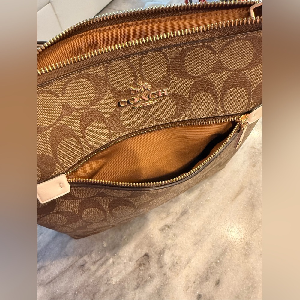 Signature Coach Crossbody Bag - Picture 3 of 4
